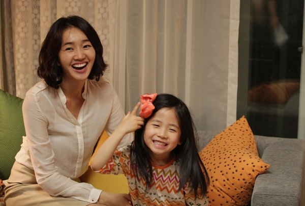 유사한 감염병 재난을 다룬 한국영화 '감기(2013)' 속 스틸컷, 사진 속 인물들처럼 미소를 되찾을 날이 하루빨리 오길 희망한다.