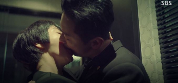 네이버tv: [격렬 엔딩] 김혜수♥주지훈, 어른 섹시 터지는 ‘격정 키스’