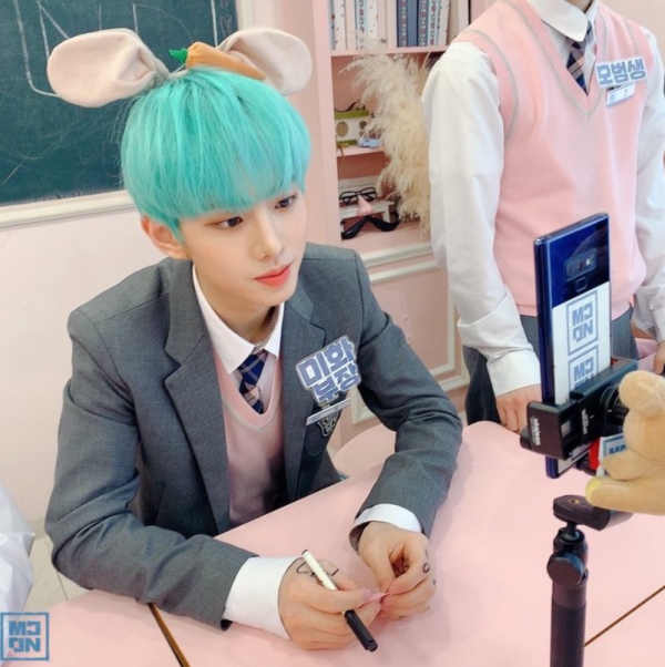 영상통화로 팬사인회를 하고 있는 MCND 멤버 윈