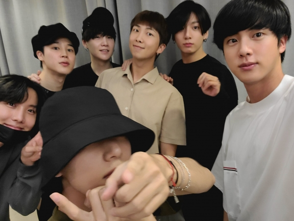 [사진 제공 = 방탄소년단 SNS]