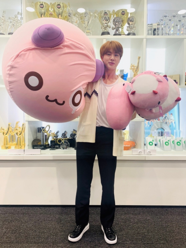 [사진 제공 = 방탄소년단 공식 SNS]