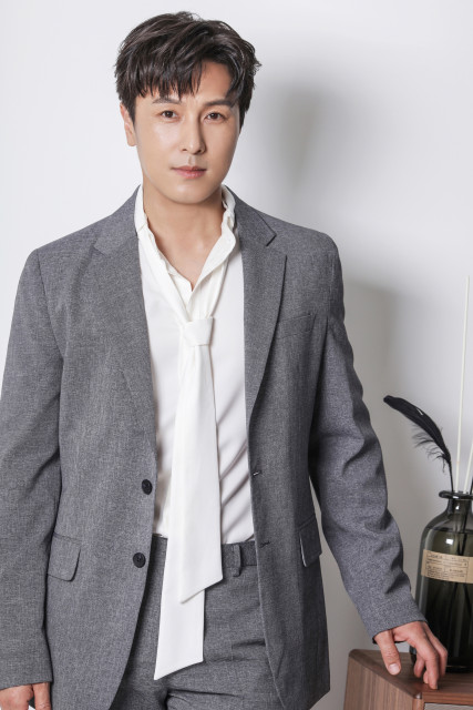 가수 신화 멤버이자 배우 김동완