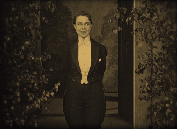 영화 속 진취적인 여성들 특별전 중 '연미복을 입은 여자'