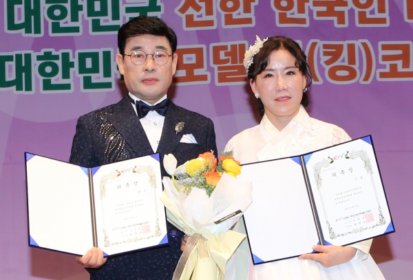 트로트 가수 김설과 현준이 ‘2021 대한민국 모델 퀸(킹) 코리아 어워즈, 패션쇼’ 본선 무대에서 진, 선을 수상했다