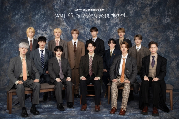 세븐틴 6주년 단체 사진 (공식트위터 @pledis_17)