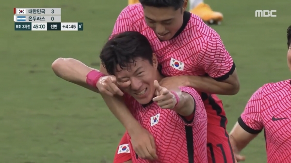 해트트릭 후 양궁 세레모니를 하며 기뻐하는 황의조.