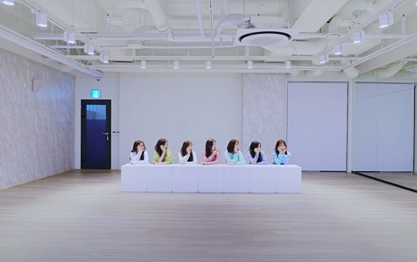 출처 = 위클리 공식 유튜브 안무 영상