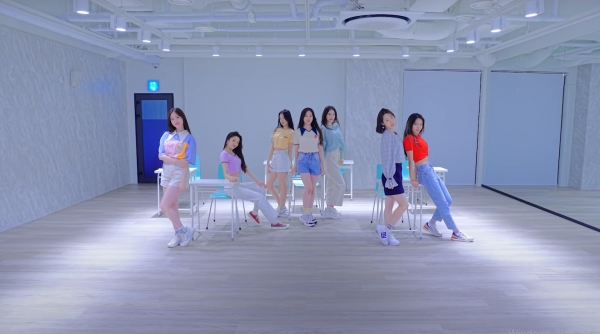 출처 = 위클리 공식 유튜브 채널 안무영상