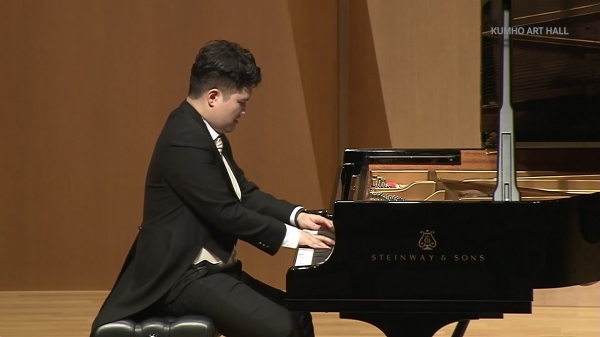 연주하는 피아니스트 김상헌