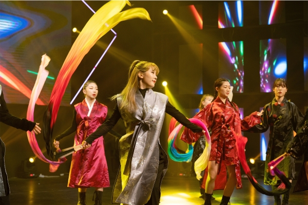 2021 ‘HELLO K!’의 무대를 통해 한복의 아름다움을 알리고 있다