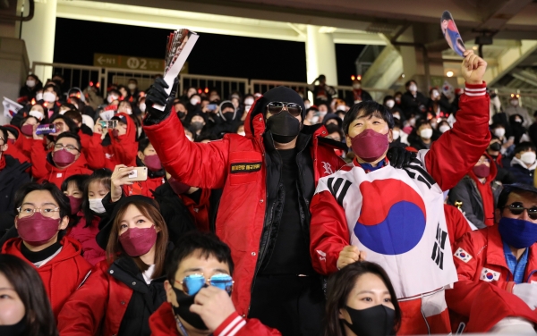 배우 허석 김보성이 이끄는 레드엔젤 응원단의 박용식·김무스 단장, 레드엔젤 연예인 응원단, 인플루언서 응원단 등 100여명이 고양종합경기장에서 대한민국 축구 대표팀을 응원하고 있다.