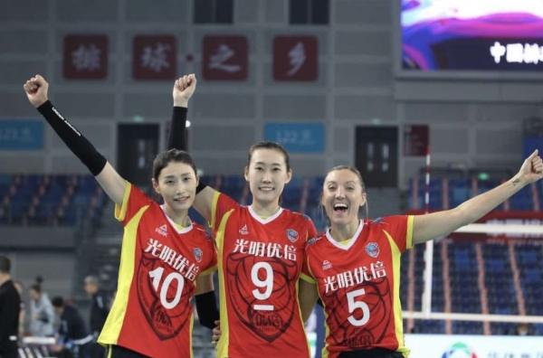 상하이 동료 양제(세터)-조던 라슨(윙스파이커)과 김연경의 모습