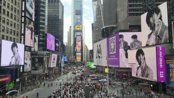 뉴욕타임스퀘어에 방탄소년단의 갤럭시 광고가 펼쳐지고 있다.