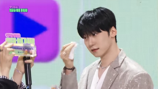 원어스(ONEUS) 더 쇼 음악방송 화면 캡처