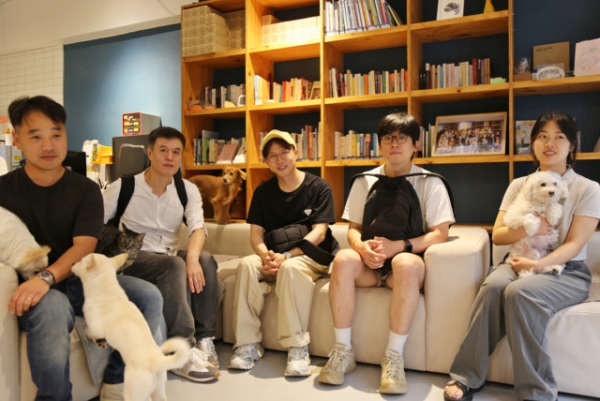 ‘그만먹개 캠페인 2023’ 릴레이 영상에 참여한 감독들. 왼쪽부터 장민승, 이송희일, 박성광, 조현철, 박새연 감독