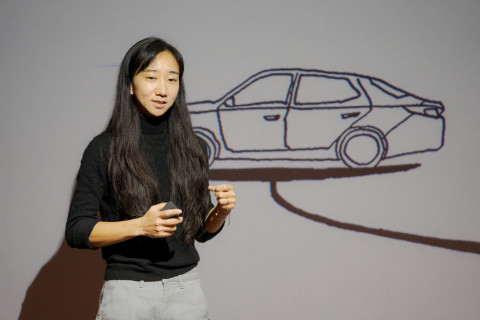 장한나 작가가 기후변화체험전 ‘Our Broken Planet’에서 토크콘서트를 하고 있다