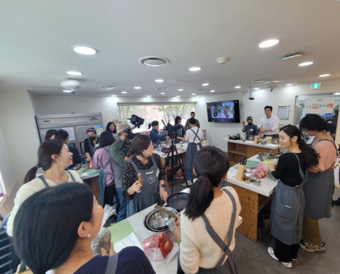 한살림 동서울 생협 내 쿠킹스튜디오에서 조리준비를 하고 있는 소비자