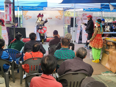 진흥종합시장을 찾은 시민들이 ‘가을맞이 고객 동행’ 행사에서 문화공연을 즐기고 있다