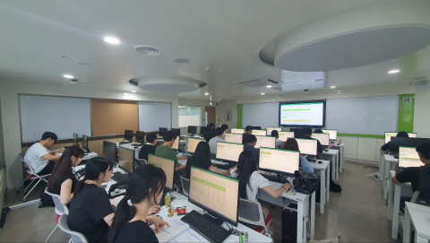 동서울대학교 자격교육과정을 수강 중인 학생들