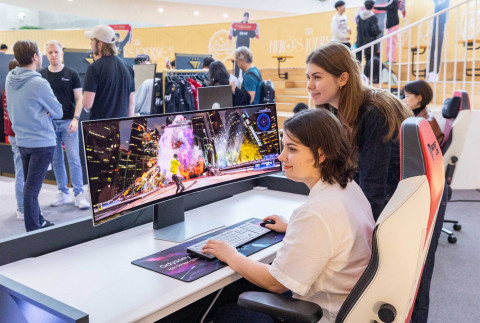 방문객들이 롯데백화점 부산 본점에 위치한 ‘오디세이 체험존’에서 삼성전자 게이밍 모니터를 체험하고 있다