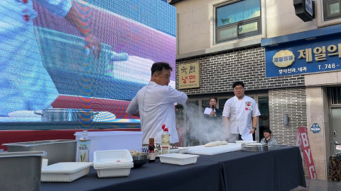 제1회 만두축제에 첫 번째 명인으로 초대된 고석환 대표 쿠킹쇼 현장