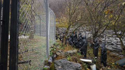 방사장에서 거니는 곰을 보며 설명을 듣는 참가자들