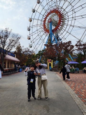 멘티와 멘토들이 놀이공원에서 즐거운 시간을 보내고 있다