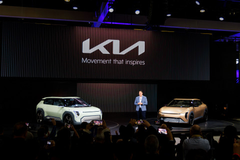 미국 LA컨벤션 센터에서 열린 ‘2023 LA오토쇼’에서 미국 판매법인 판매사업 부사장 에릭 왓슨(Eric Watson)가 콘셉트카 EV3·EV4를 발표하고 있다