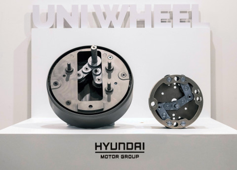 왼쪽부터 현대차그룹이 실제 개발한 유니휠 전시물과 시험용으로 제작한 유니휠 전시물의 모습