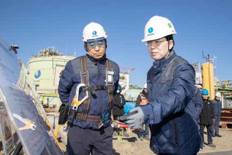 최연혜 한국가스공사 사장은 1일, 인천 생산기지에서 동절기 천연가스 수급 및 설비 안전 현황을 집중 점검했다(오른쪽 최연혜 가스공사 사장)