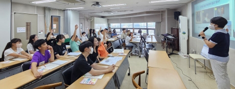 어린이들이 올키즈시티즌 투게더 교육에 참여하고 있다