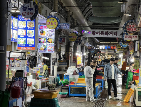 통영중앙전통시장의 활어특화거리 풍경