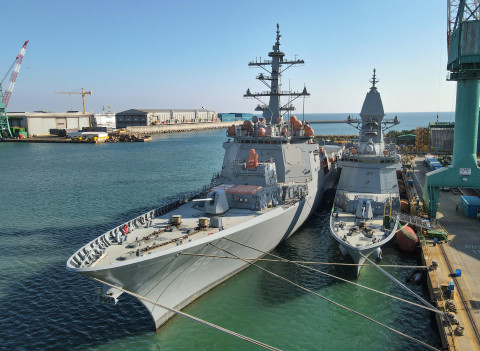 HD현대중공업과 HD한국조선해양, 한국과학기술원(KAIST) 및 비엔케미칼이 세계 최초로 개발한 ‘그래핀 소재 기반 함정용 감쇠재’를 적용한 이지스함인 ‘정조대왕함’(왼쪽)과 호위함 ‘충남함’(오른쪽)