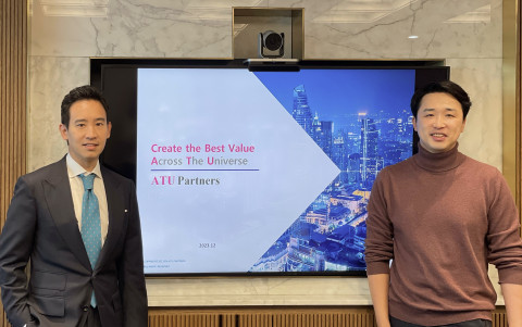 서울 강남구 ATU파트너스에 방문한 태국 전진당 전 대표 피타 림짜른랏이 박정무 대표와 기념 촬영을 하고 있다