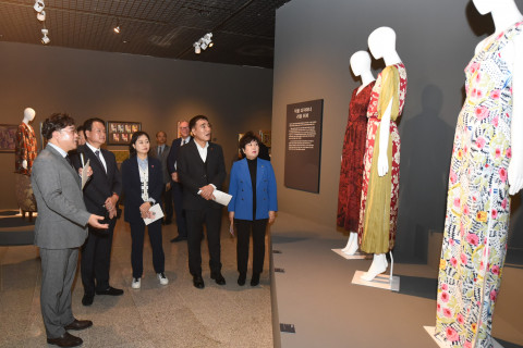 제주도립미술관 이종후 관장이 이번 전시에 대해 설명하고 있다. 왼쪽부터 제주도립미술관 이종후 관장, 제주특별자치도 김희현 정무부지사, 제주특별자치도의회 문화체육관광위원회 이승아 위원장, 양영식 위원, 박두화 위원