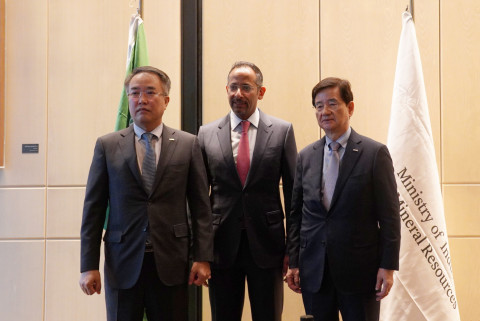 왼쪽부터 대한전선 송종민 부회장, 사우디 산업광물자원부 반다르 알코라예프 장관, 호반그룹 김선규 회장