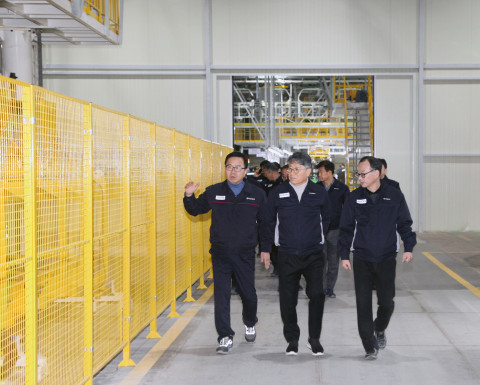 곽재선 회장이 조립3라인의 새롭게 설치된 설비를 하나하나 꼼꼼하게 살펴보는 등 라인을 점검하고 있다