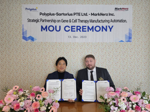 왼쪽부터 이승민 마크헬츠 대표와 Thomas Lejolly 폴리플러스 아시아-태평양 Business Director가 MOU 체결 후 기념 촬영을 하고 있다