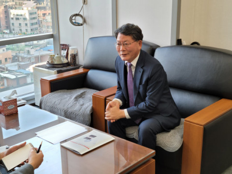 한국콤파스 이동열 대표가 전시 주최사 대상 1:1 컨설팅을 진행하고 있다