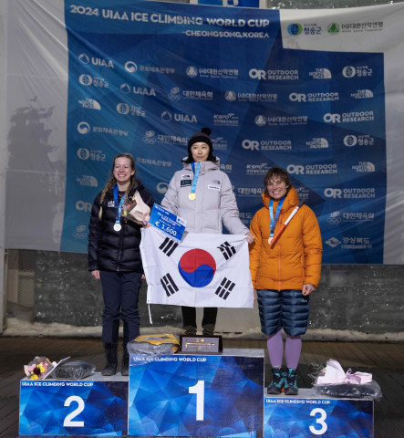 노스페이스가 공식 후원한 ‘2024 청송 아이스클라이밍 월드컵’의 여자 리드 부문 1위를 차지한 노스페이스 애슬리트팀 소속 신운선 선수(43)가 시상대 위에서 기념 촬영을 하고 있다