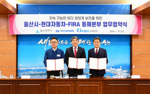 왼쪽부터 김동민 현대차 울산총무실장, 정호동 울산시 경제산업실장, 최성균 한국수산자원공단 동해본부장이 울산시청에서 ‘바다숲 조성사업 추진을 위한 업무협약(MOU)’을 체결하고 기념 촬영을 하고 있다