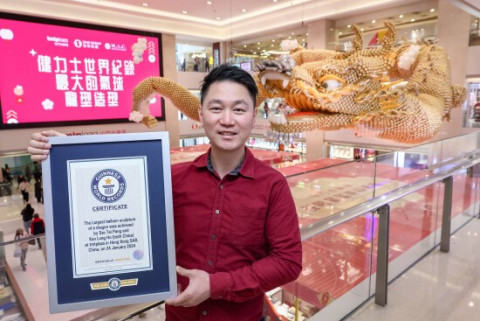 홍콩의 유명 풍선 아티스트 팡 시 타이 윌슨이 손수 제작한 이 풍선 용은 3만8000개가 넘는 생분해성 고무풍선으로 만들어졌다