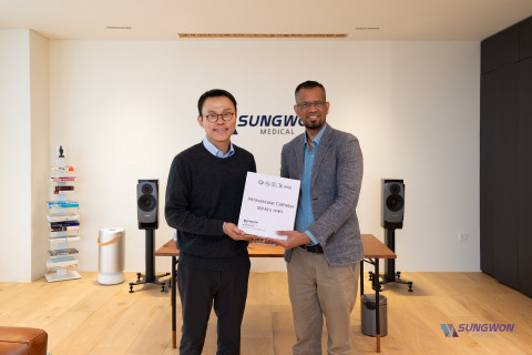 성원메디칼 이대희 대표이사와 동티모르 구이도 발라다레스 국립병원(Dr. Sidonio Joao da Silva Pereira) ‘혈관내튜브·카테터’ 기부 협약식 모습