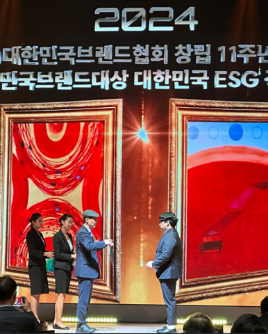 국민체육진흥공단 조현재 이사장(왼쪽)에게 조영삼 다니엘 대표(오른쪽)가 ‘국민체육진흥공단 이사장 표창’을 받고 기념 촬영을 하고 있다