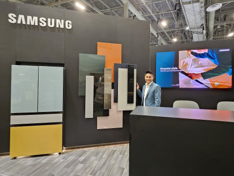 삼성전자 직원이 삼성전자 부스에서 차별화된 AI 기능이 돋보이는 ‘비스포크’ 가전 신제품을 소개하고 있다