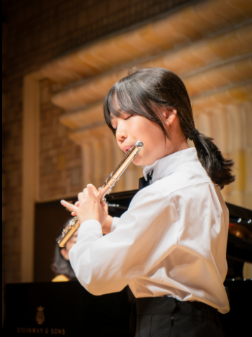 건국대 음악영재 장학생이 세라믹팔레스홀에서 열린 음악영재콘서트에서 플루트를 연주하고 있다