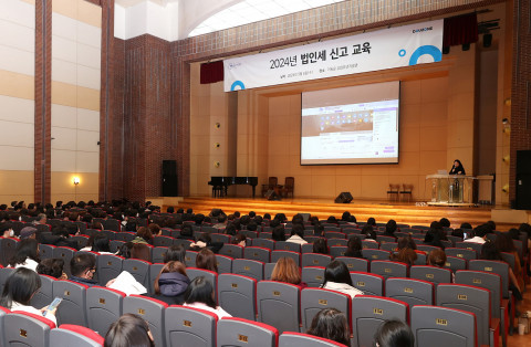 6일부터 8일까지 전국 11개 지역에서 개최하는 ‘2024 법인세 신고 오프라인 교육’에서 ONE AI로 바뀌는 WEHAGO 업무 혁신 사례가 시연돼 참가자들이 높은 관심을 보이고 있다