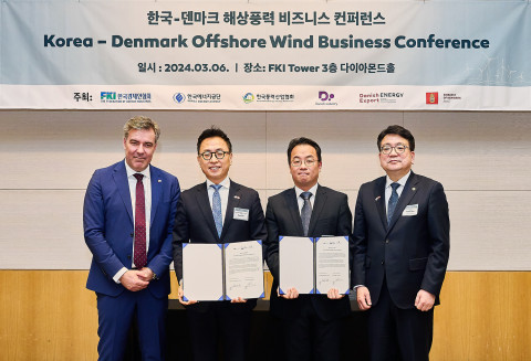 왼쪽부터 라스 아가르드(Lars Aagaard) 덴마크 에너지기후부 장관, 유태승 COP 한국대표, 김민식 LS전선 해저해외영업팀장, 최남호 산업통상자원부 차관이 대만 펑미아오 해저케이블 우선협상대상자 선정식에서 기념 촬영을 하고 있다