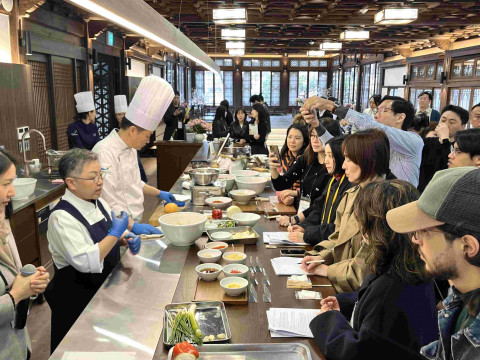 한국의 발효음식 워크숍을 진행 중인 조희숙 셰프