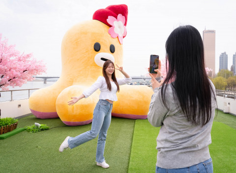 지난달 30일부터 오는 14일까지 여의도 아라호 일대에서 진행 중인 인기 캐릭터 ‘무너’의 팝업 전시 ‘무너의 봄 피크닉’에 오픈 12일 동안 25만명이 방문하며 성황을 이루고 있다